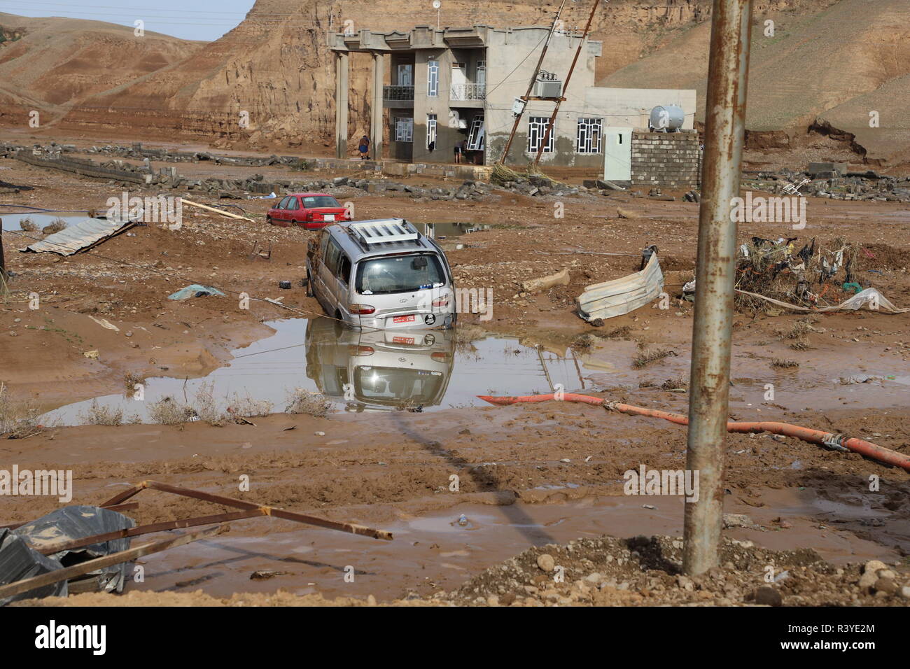 Bagdad, Irak. 24 Nov, 2018. Autos sind im Schlamm nach einem Hochwasser in der Provinz Salahudin Sharqat, Irak, Nov. 24, 2018 gestrandet. Neun Menschen starben in einer Welle von Überschwemmungen von sintflutartigen Regen, fiel auf den nördlichen Teil des Irak nördlichen zentralen Provinz von Salahudin. Credit: Stringer/Xinhua/Alamy leben Nachrichten Stockfoto