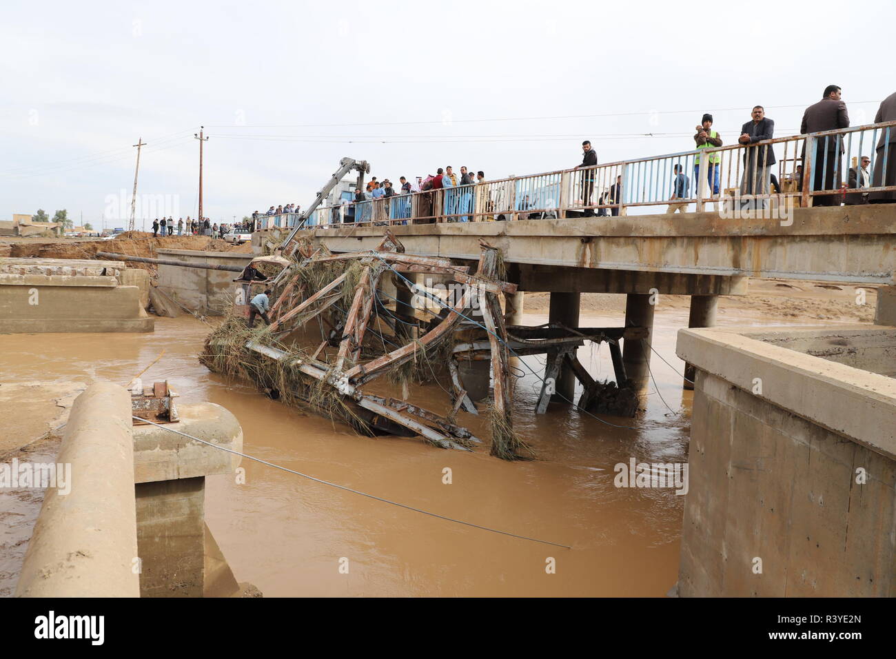 Bagdad, Irak. 24 Nov, 2018. Arbeitnehmer sauber eine beschädigte Brücke nach einem Hochwasser in der Provinz Salahudin Sharqat, Irak, Nov. 24, 2018. Neun Menschen starben in einer Welle von Überschwemmungen von sintflutartigen Regen, fiel auf den nördlichen Teil des Irak nördlichen zentralen Provinz von Salahudin. Credit: Stringer/Xinhua/Alamy leben Nachrichten Stockfoto
