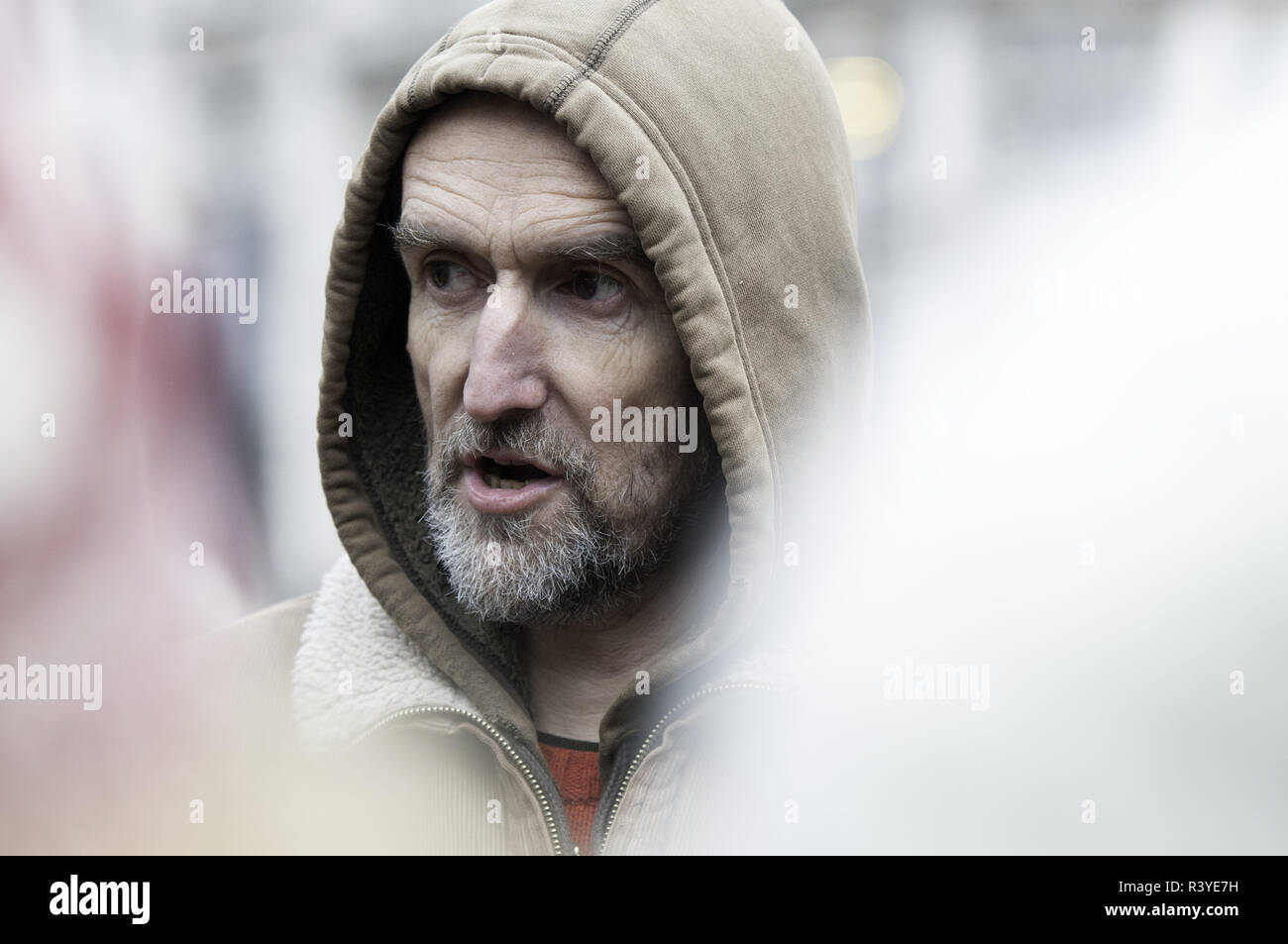 London, Greater London, UK. 24 Nov, 2018. Aussterben Rebellion Mitbegründer Roger Hallam bei der Vorführung gesehen. Tausende von Demonstranten aus der neuen Aussterben Rebellion Klimawandel Bewegung im Parlament Platz für eine Gedenkstätte und Trauermarsch durch London gesammelt. Demonstranten, die Ehre erwiesen, das Leben durch den Klimawandel verloren, und marschierte mit einem Sarg von den Parliament Square, Buckingham Palace. Quelle: Andres Pantoja/SOPA Images/ZUMA Draht/Alamy leben Nachrichten Stockfoto