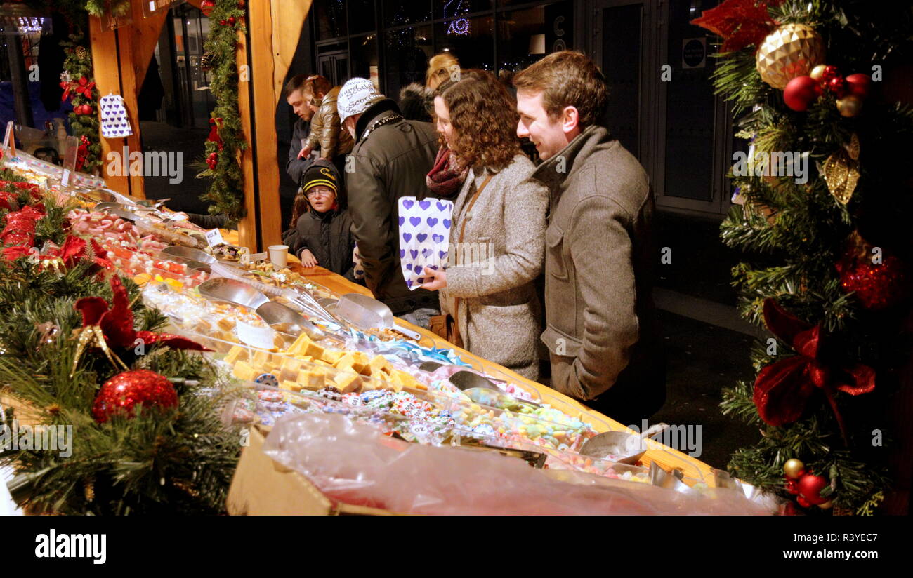 Glasgow, Schottland, Großbritannien, 24. November, 2018. Der deutsche Markt im St Enoch Square mit der weihnachtlichen Beleuchtung signalisiert den Beginn der festlichen Jahreszeit Nachtleben mit seinen Speisen und Merchandise Stände. Gerard Fähre / alamy Nachrichten Stockfoto