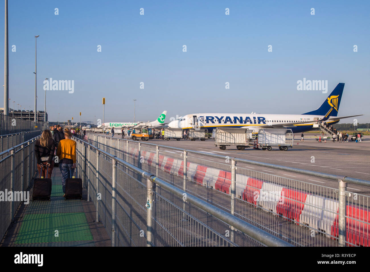 Die Fluggäste in Ryanair Boeing 737-800 Flugzeug auf dem Flughafen Eindhoven, Niederlande. Ryanair ist Europas größte Low Cost Airline mit einer einzigen Art Flotte der Boeing 737-800. Ryanair vor kurzem geändert Es ist Handgepäck Politik nur eine kleine für sich. Stockfoto