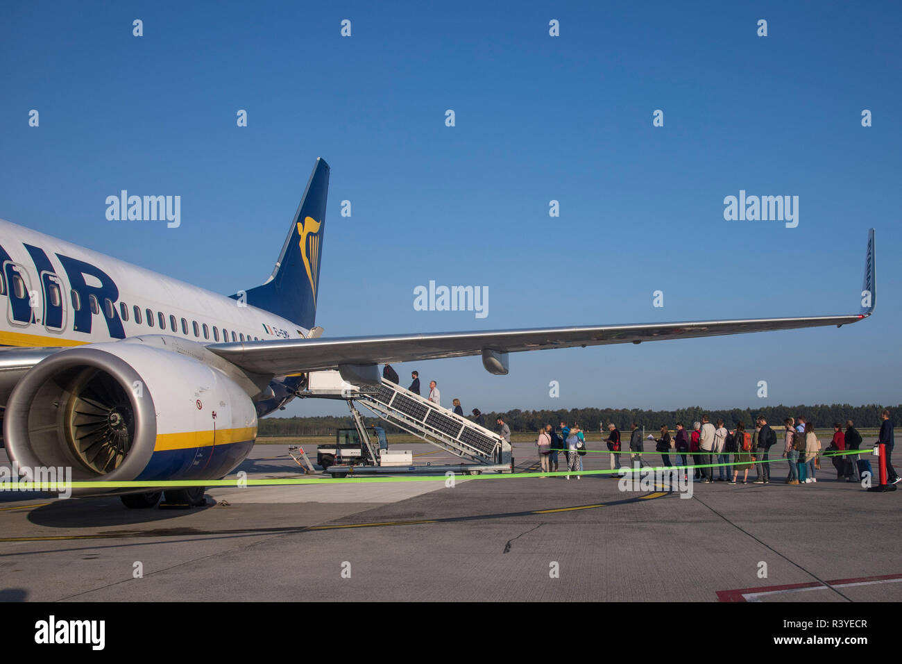 Die Fluggäste in Ryanair Boeing 737-800 Flugzeug auf dem Flughafen Eindhoven, Niederlande. Ryanair ist Europas größte Low Cost Airline mit einer einzigen Art Flotte der Boeing 737-800. Ryanair vor kurzem geändert Es ist Handgepäck Politik nur eine kleine für sich. Stockfoto