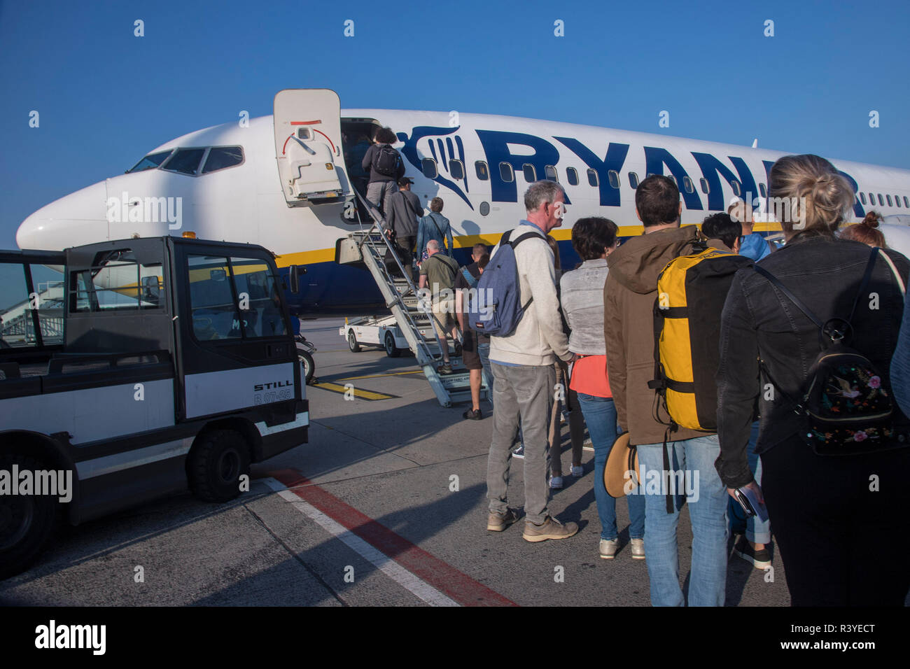 Die Fluggäste in Ryanair Boeing 737-800 Flugzeug auf dem Flughafen Eindhoven, Niederlande. Ryanair ist Europas größte Low Cost Airline mit einer einzigen Art Flotte der Boeing 737-800. Ryanair vor kurzem geändert Es ist Handgepäck Politik nur eine kleine für sich. Stockfoto