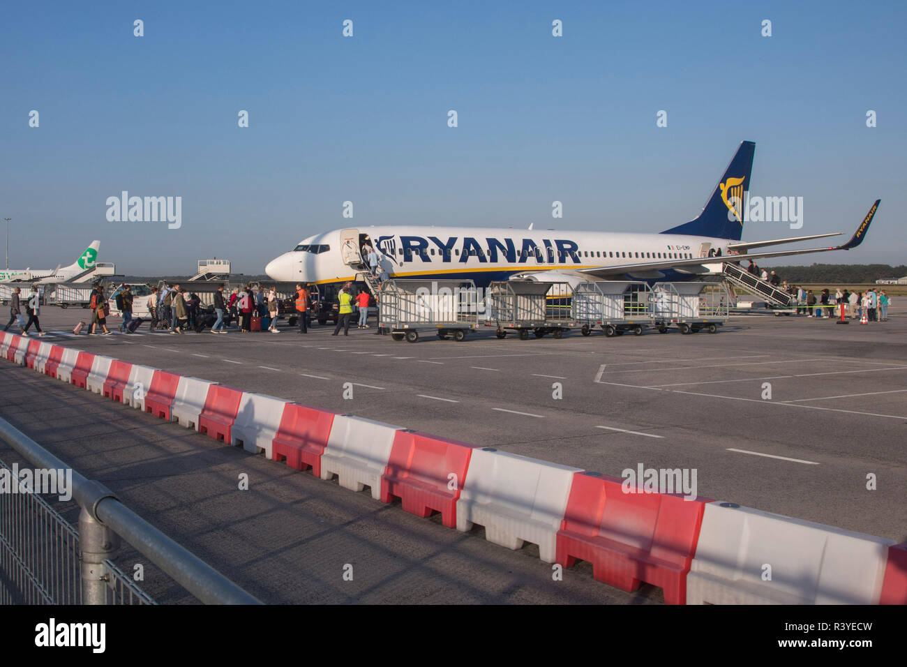 Die Fluggäste in Ryanair Boeing 737-800 Flugzeug auf dem Flughafen Eindhoven, Niederlande. Ryanair ist Europas größte Low Cost Airline mit einer einzigen Art Flotte der Boeing 737-800. Ryanair vor kurzem geändert Es ist Handgepäck Politik nur eine kleine für sich. Stockfoto