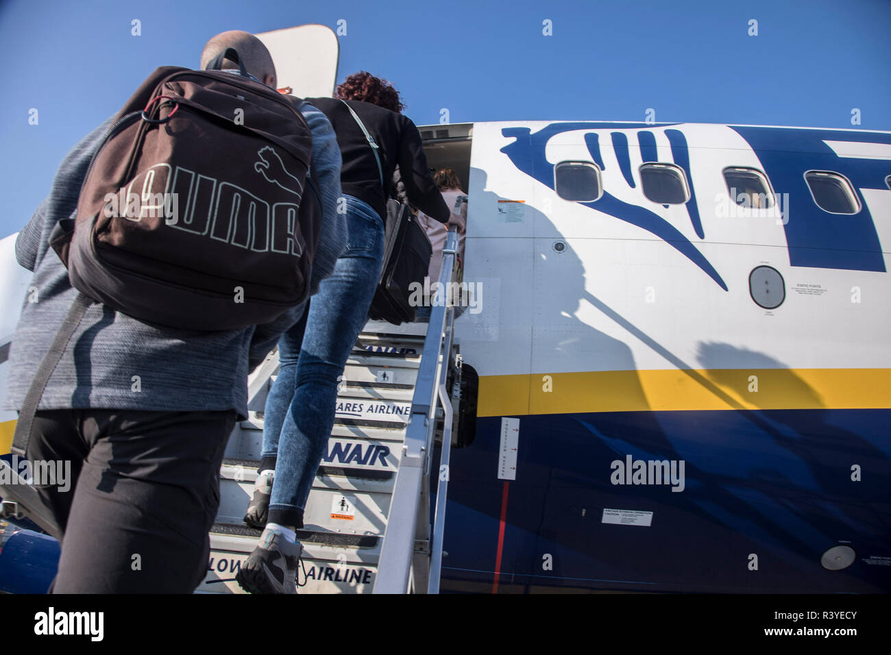 Die Fluggäste in Ryanair Boeing 737-800 Flugzeug auf dem Flughafen Eindhoven, Niederlande. Ryanair ist Europas größte Low Cost Airline mit einer einzigen Art Flotte der Boeing 737-800. Ryanair vor kurzem geändert Es ist Handgepäck Politik nur eine kleine für sich. Stockfoto