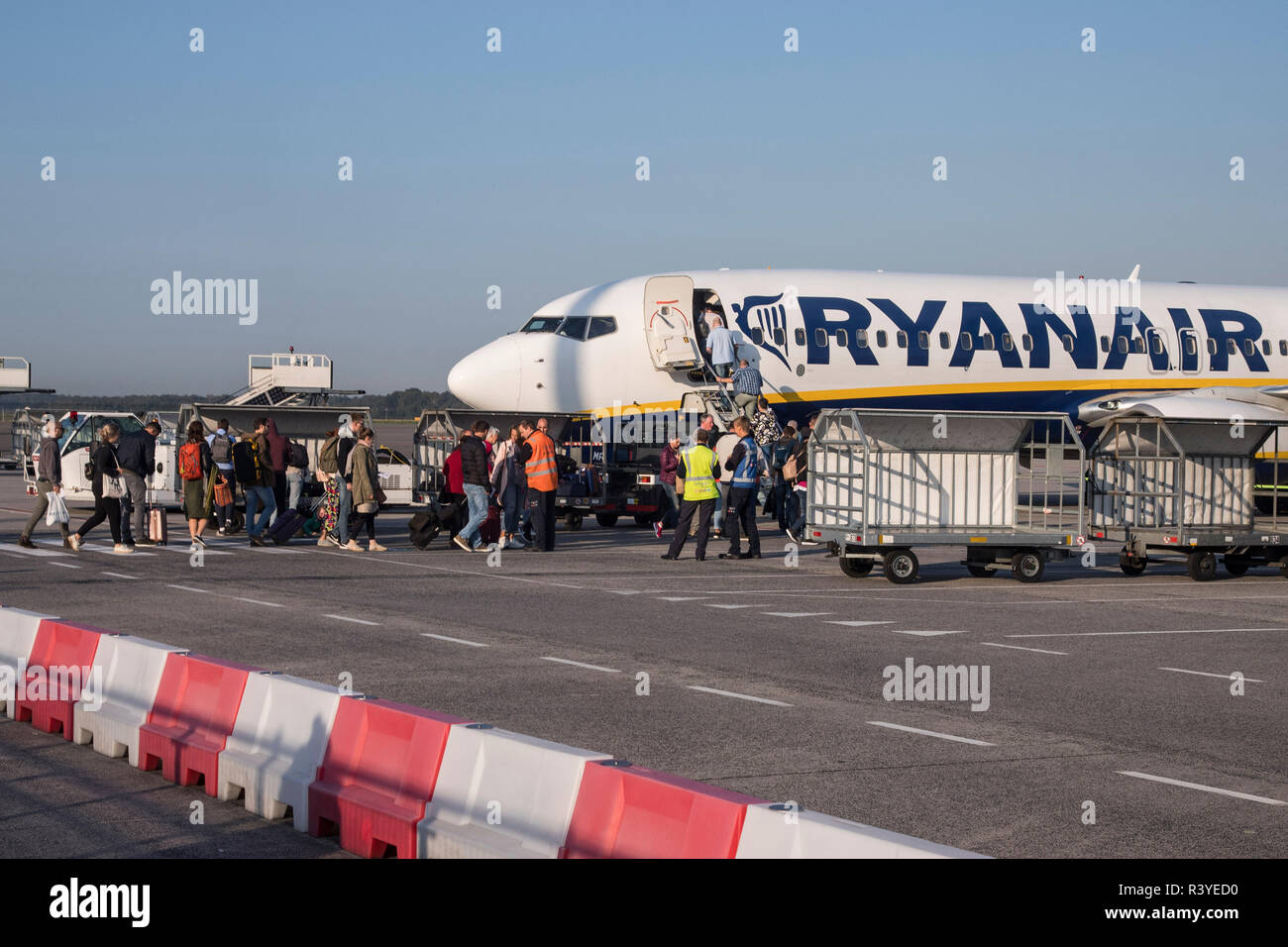 Die Fluggäste in Ryanair Boeing 737-800 Flugzeug auf dem Flughafen Eindhoven, Niederlande. Ryanair ist Europas größte Low Cost Airline mit einer einzigen Art Flotte der Boeing 737-800. Ryanair vor kurzem geändert Es ist Handgepäck Politik nur eine kleine für sich. Stockfoto