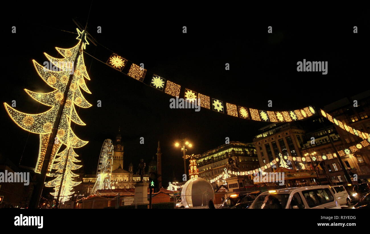 Glasgow, Schottland, Großbritannien, 24. November, 2018. Der Weihnachtsmarkt auf dem George Square im Zentrum der Stadt öffnet sich heute mit der weihnachtlichen Beleuchtung der Start der festlichen Jahreszeit Nachtleben mit seinen Speisen und Merchandise Stände signalisiert. Gerard Fähre / alamy Nachrichten Stockfoto