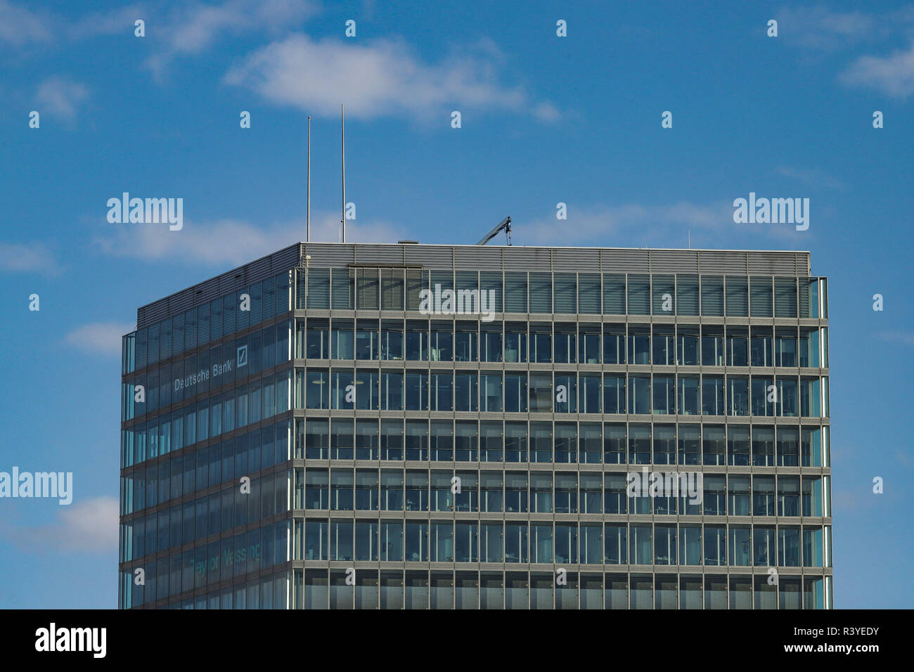 Modernes Gebäude mit dem Logo der Deutschen Bank in den oberen Etagen. Stockfoto