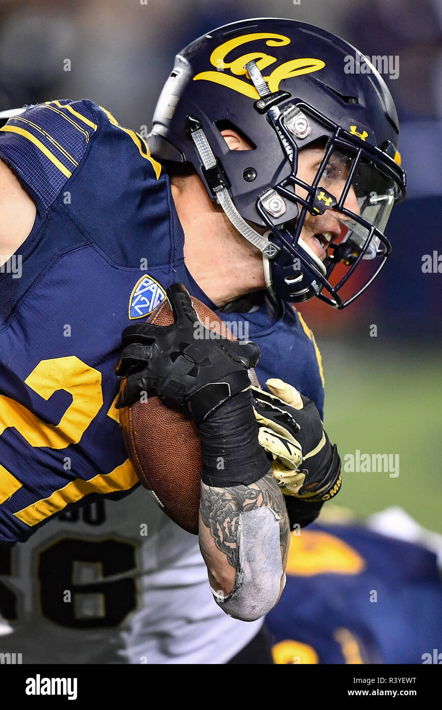 Berkeley, Kalifornien, USA. 24 Nov, 2018. Kalifornien goldenen Bären Sicherheit Ashtyn Davis (27) liefert einen Start während der NCAA Football Spiel zwischen der Universität von Colorado in Boulder Büffeln und die Universität von Kalifornien in Berkeley Goldenen Bären an der California Memorial Stadium in Berkeley, Kalifornien. Chris Brown/CSM/Alamy leben Nachrichten Stockfoto