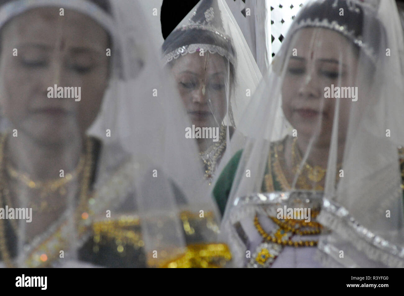 Tänzer gesehen, die die traditionellen Tanz in Hautausschlag Purnima mit ihren Köpfen in Schleier während der Veranstaltung. Geburtstag von Shri Mahaprabhu auf der Phalguni Purnima (d. h. auf den Tag des Vollmondes). Viele Devotees aus der ganzen Welt eine Wallfahrt auf den günstigen Gelegenheit machen. Stockfoto