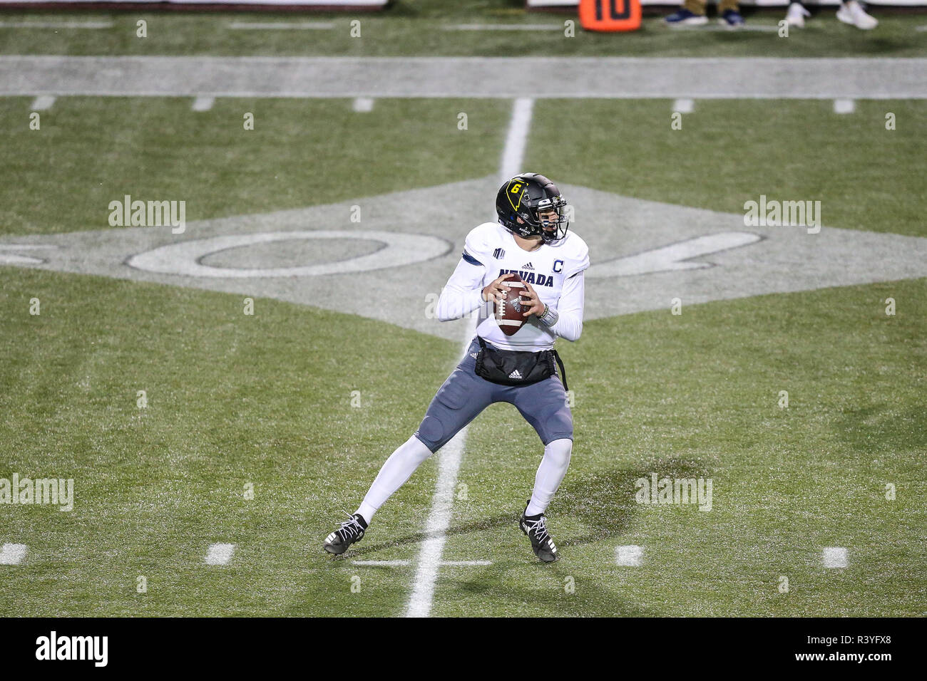 Las Vegas, NV, USA. 24 Nov, 2018. Nevada Wolf Pack quarterback Ty Gangi (6) Tropfen zurück während der NCAA Football Spiel mit der Nevada Wolf Pack und die UNLV Rebellen bei Sam Boyd Stadium in Las Vegas, NV. Die UNLV Rebellen besiegten die Nevada Wolf Pack 34. bis 29. Christopher Trim/CSM/Alamy leben Nachrichten Stockfoto