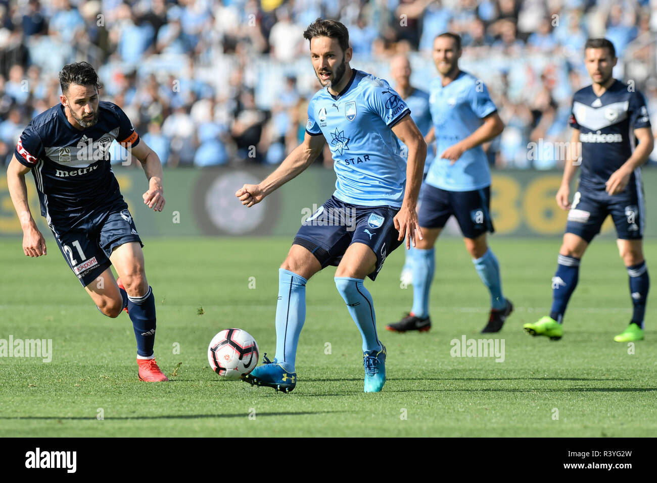 Jubiläum Oval, Sydney, Australien. 25 Nov, 2018. Eine Liga Fußball, Sydney  FC im Vergleich zu Melbourne Victory; Milos Ninkovic von Sydney den ball  Credit: Aktion plus Sport/Alamy leben Nachrichten Stockfotografie - Alamy