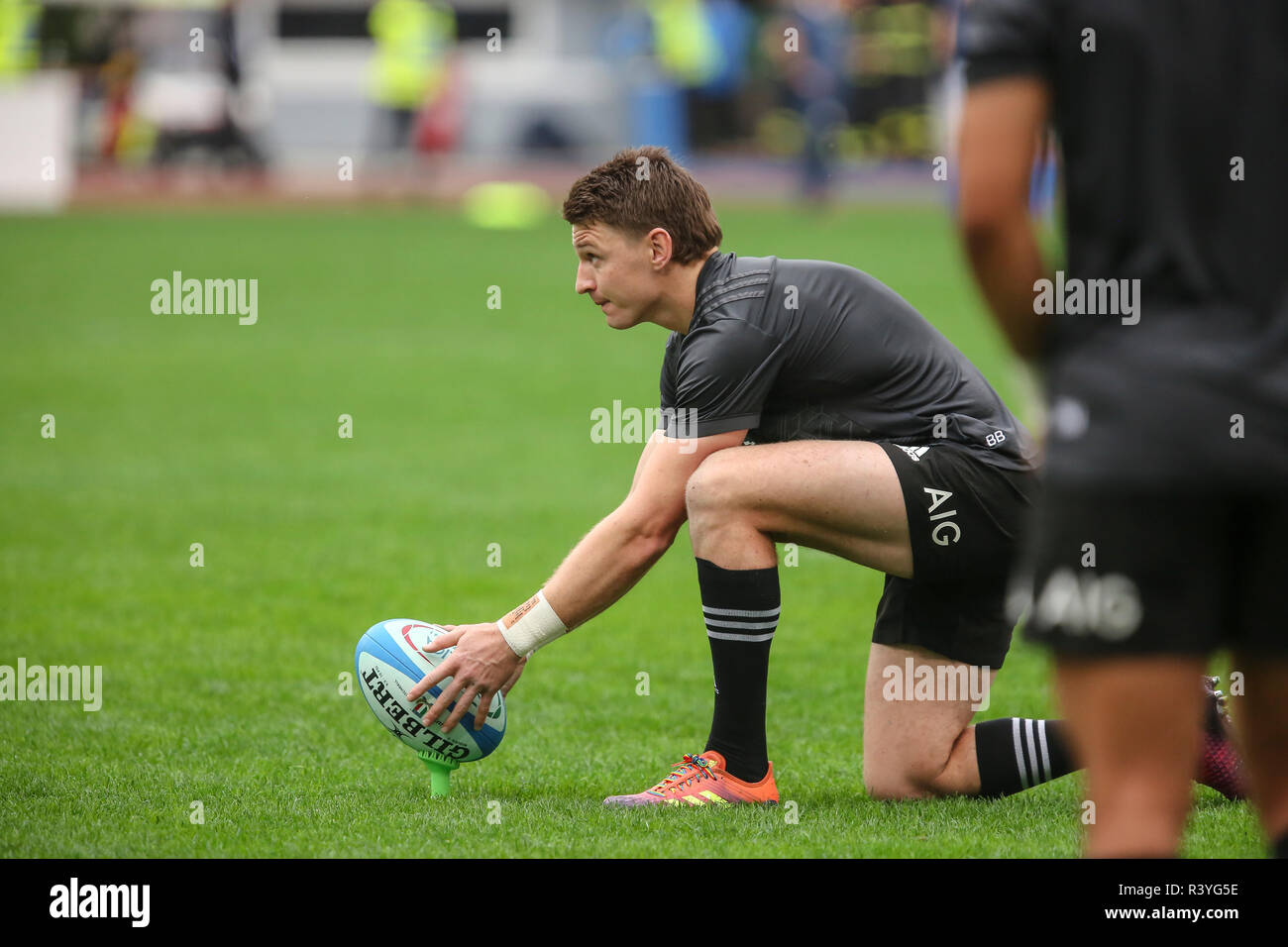 Roma, Italien. 24. November 2018. Alle Schwarze "fliegen die Hälfte Beauden Barrett ist bereit, während der warmen bis zu Kick vor dem Spiel gegen Italien im November Cattolica Test Match 2018 © Massimiliano Carnabuci/Alamy leben Nachrichten Stockfoto