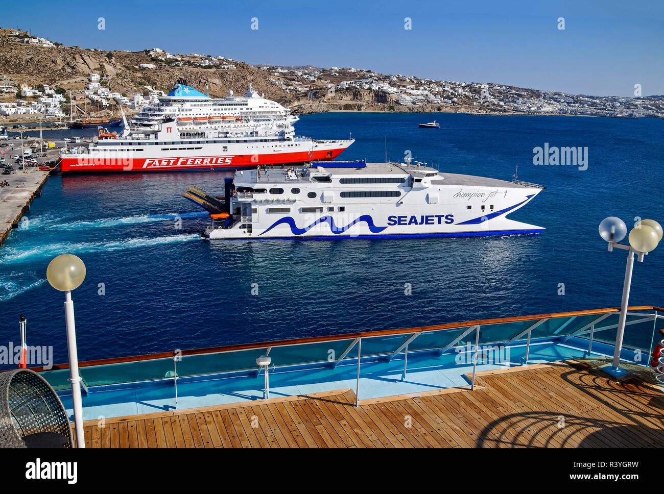 Fähren und Kreuzfahrtschiffe im Hafen von Mykonos Stadt auf der Insel Mykonos in den Kykladen Gruppe in der Ägäis Griechenland Stockfoto