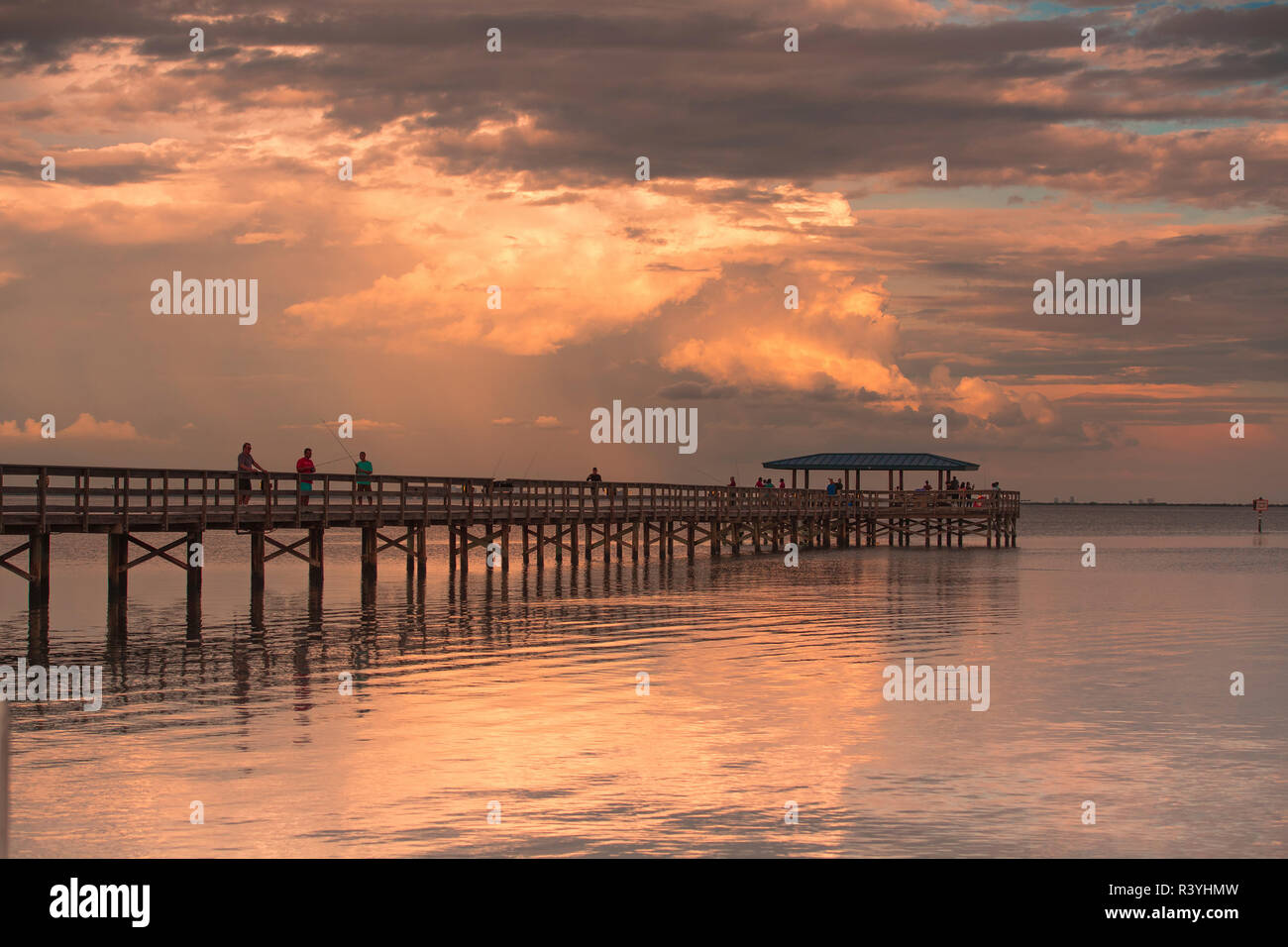 Fishing Pier aus Safety Harbor, Florida. Sonnenuntergang mit Menschen angeln Stockfoto