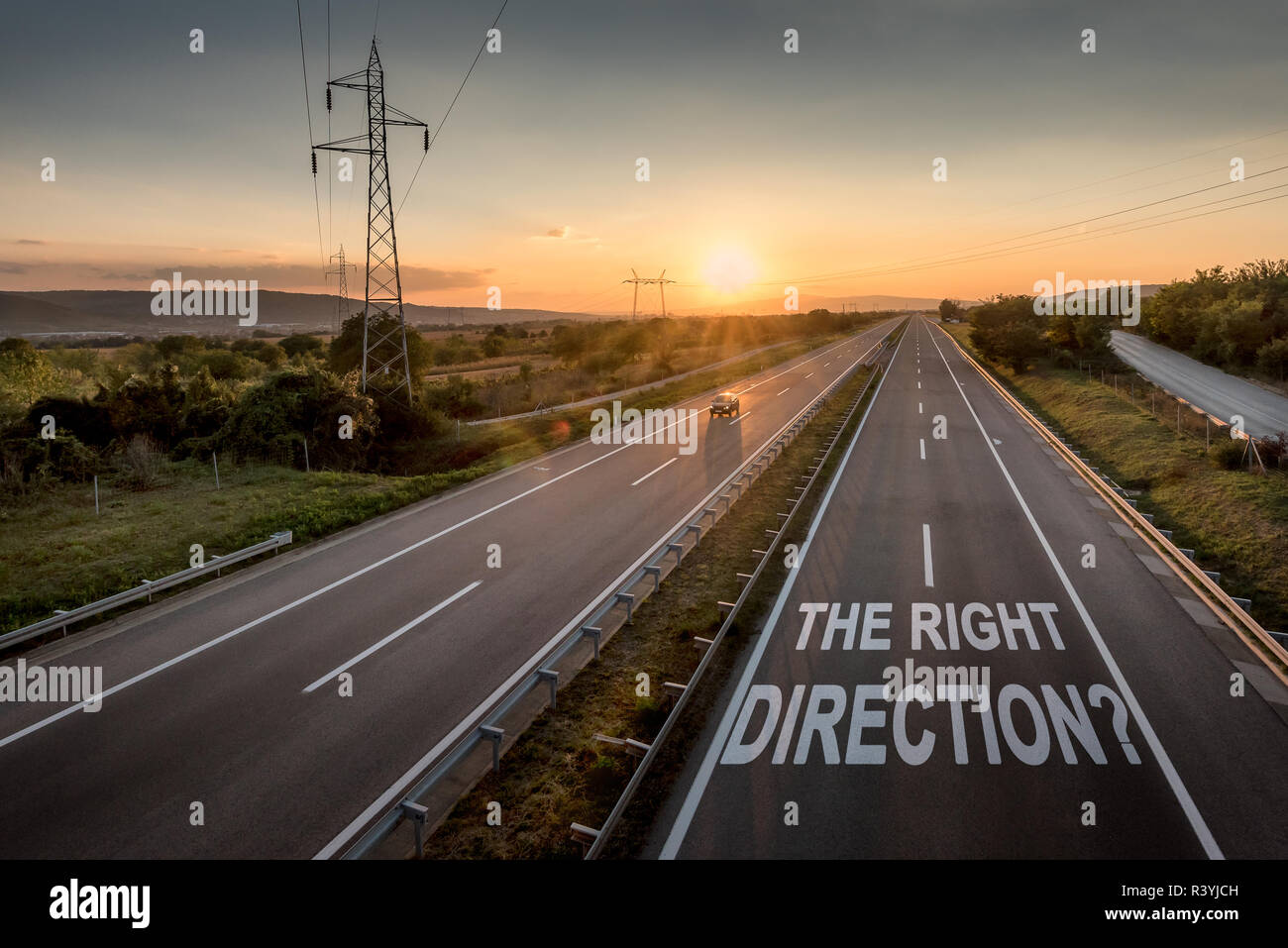 Wunderschöne Landschaft Autobahn mit einem einzigen Auto bei Sonnenuntergang mit motivierende Nachricht die richtige Richtung Stockfoto