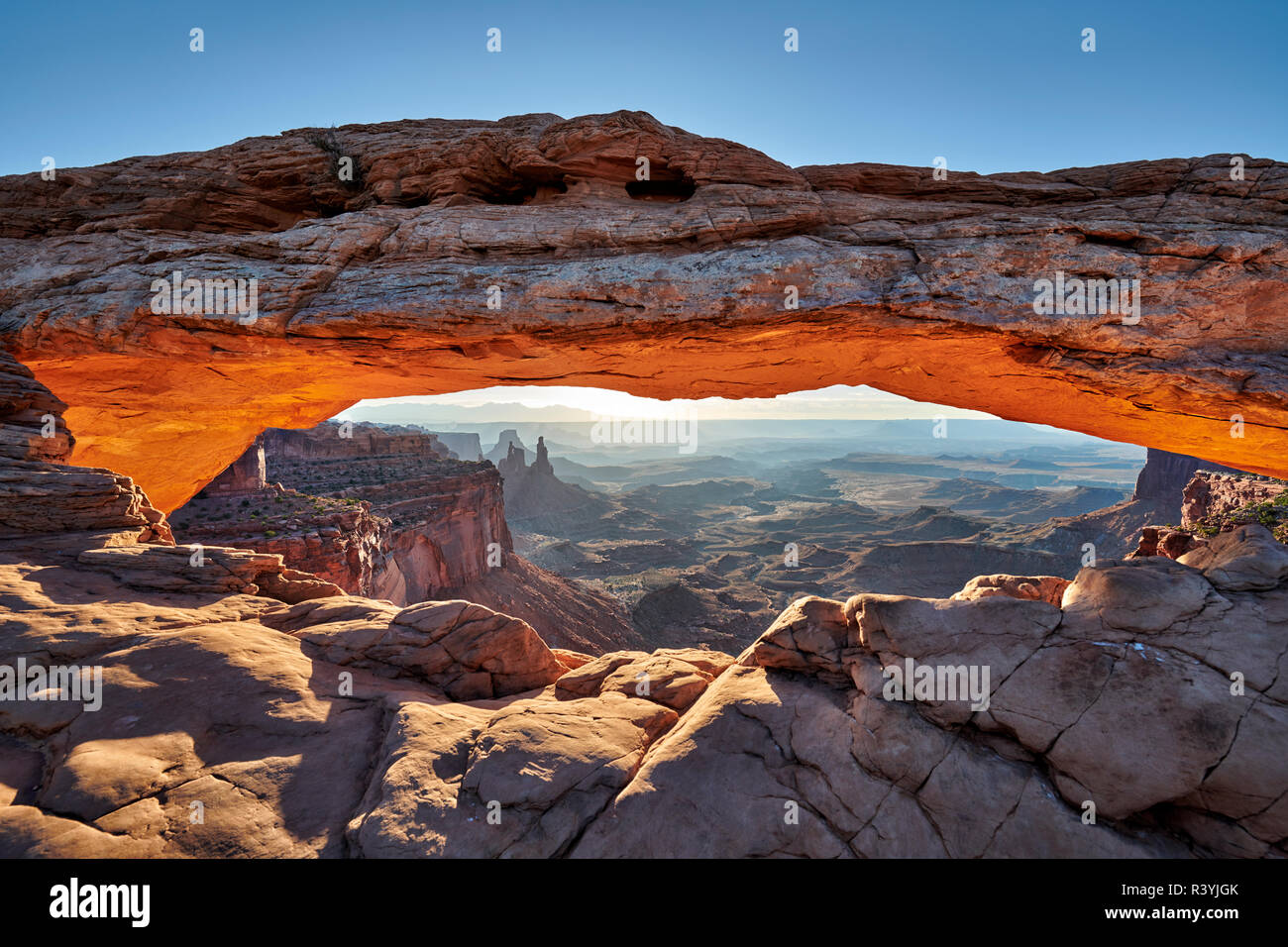 Sonnenaufgang am Mesa Arch im Canyonlands National Park, Insel im Himmel, Moab, Utah, USA, Nordamerika Stockfoto