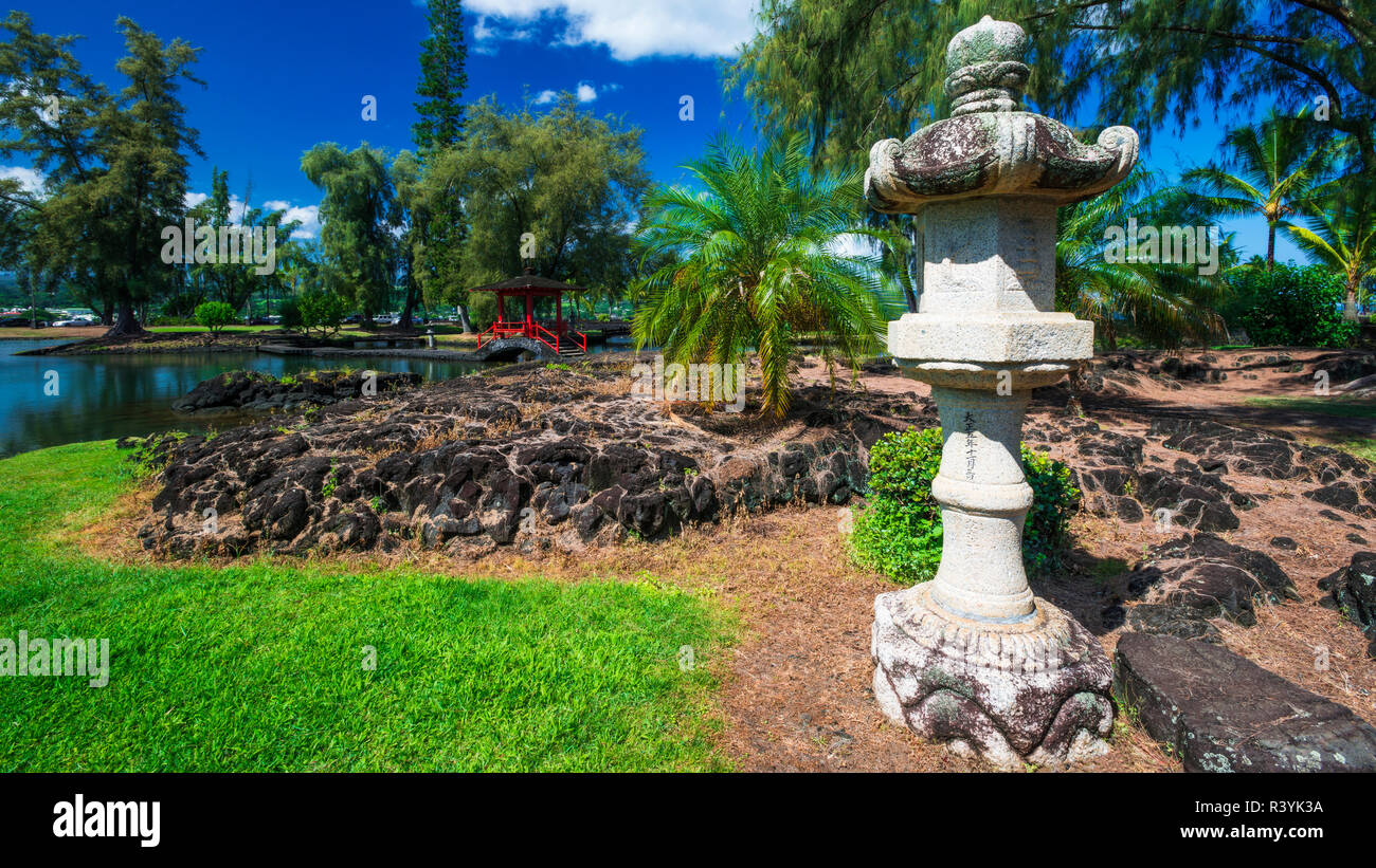 Japanische Laterne und Brücke an Lili'uokalani Park und Garten, Hilo, Big Island, Hawaii, USA Stockfoto