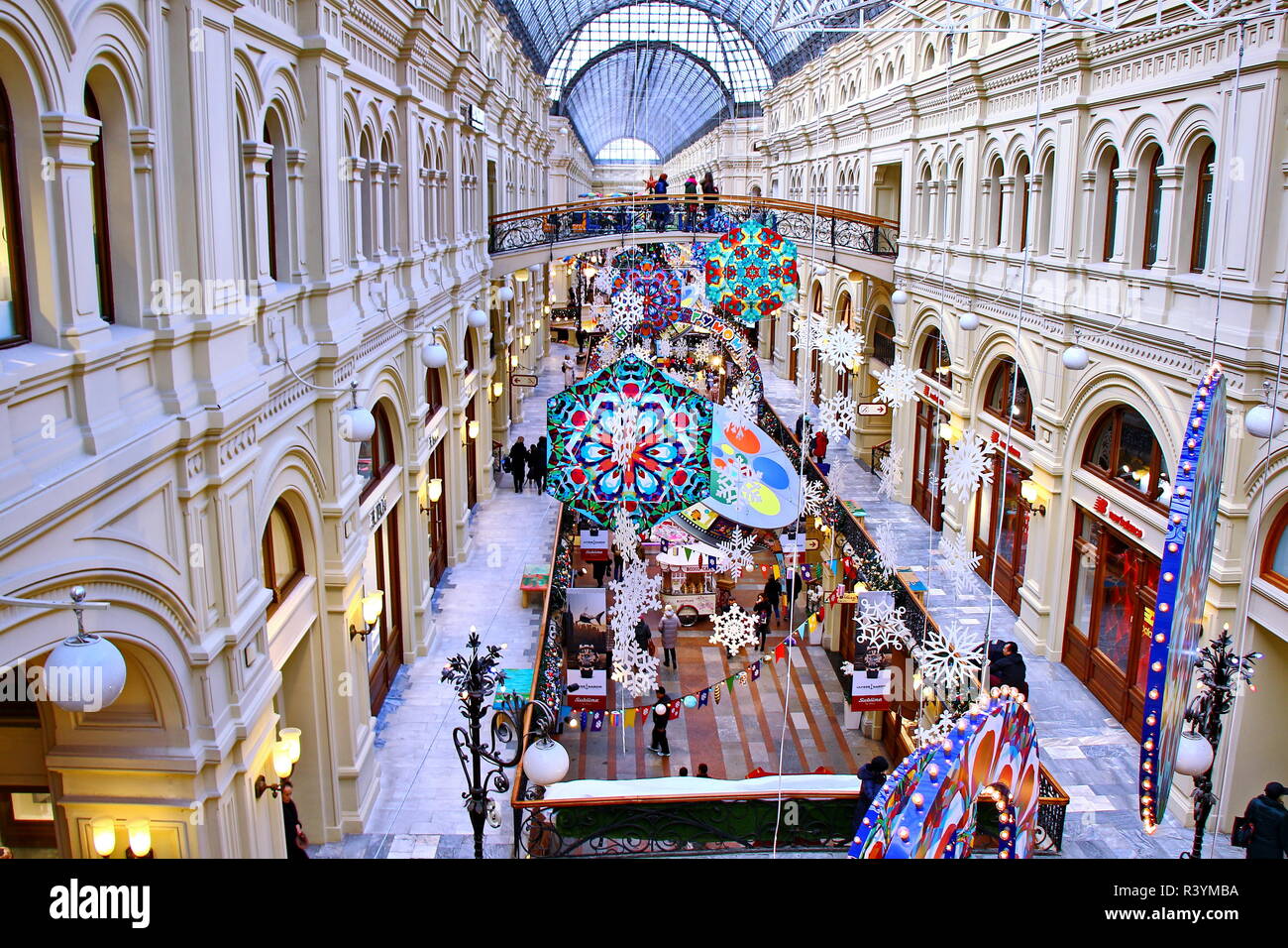 Moskau Russland November 21 2018 Weihnachten Festliche Dekorationen Im Handel Haus Gum Am Roten Platz Einkaufszentrum In Der Mitte Der Stadt Der Innenraum Stockfotografie Alamy