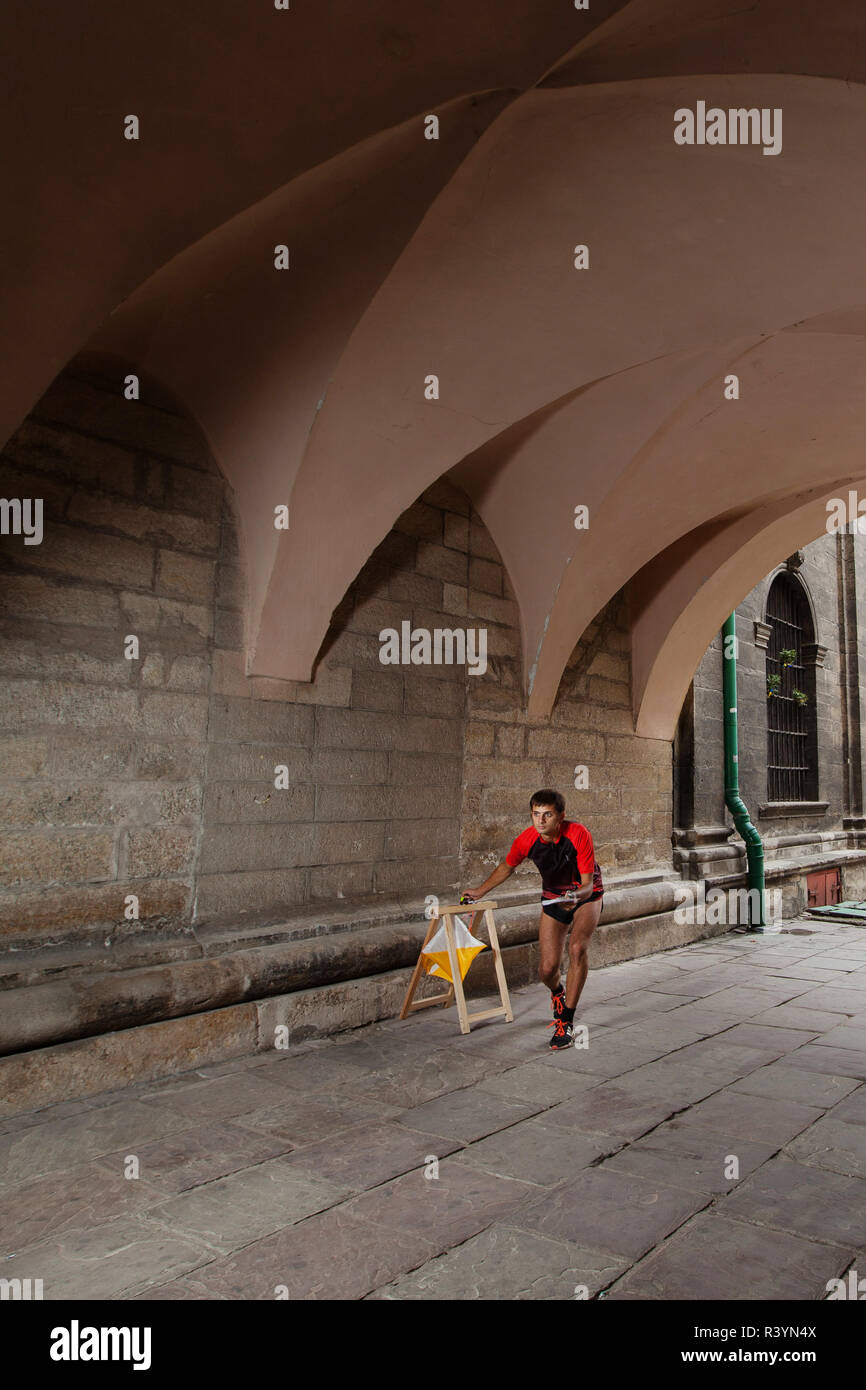 Mann Stanzen am Kontrollpunkt teilnehmenden Stockfoto