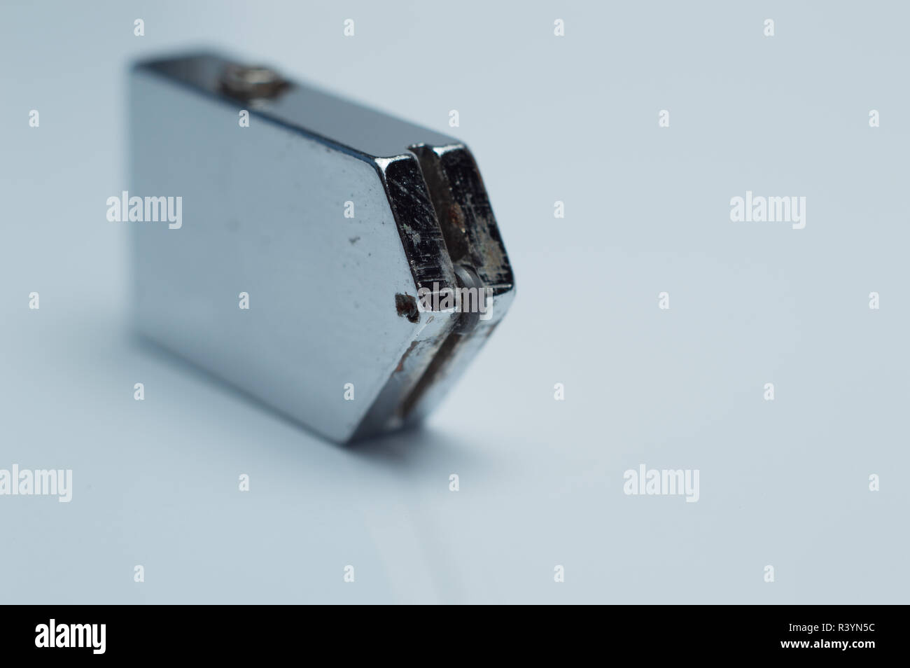 Glasschneider - Werkzeug zum Schneiden von Glas auf weißem Hintergrund Stockfoto