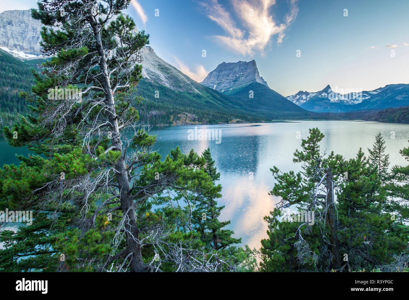 USA, Montana, Glacier National Park. St. Mary Lake und Bergwelt. Stockfoto