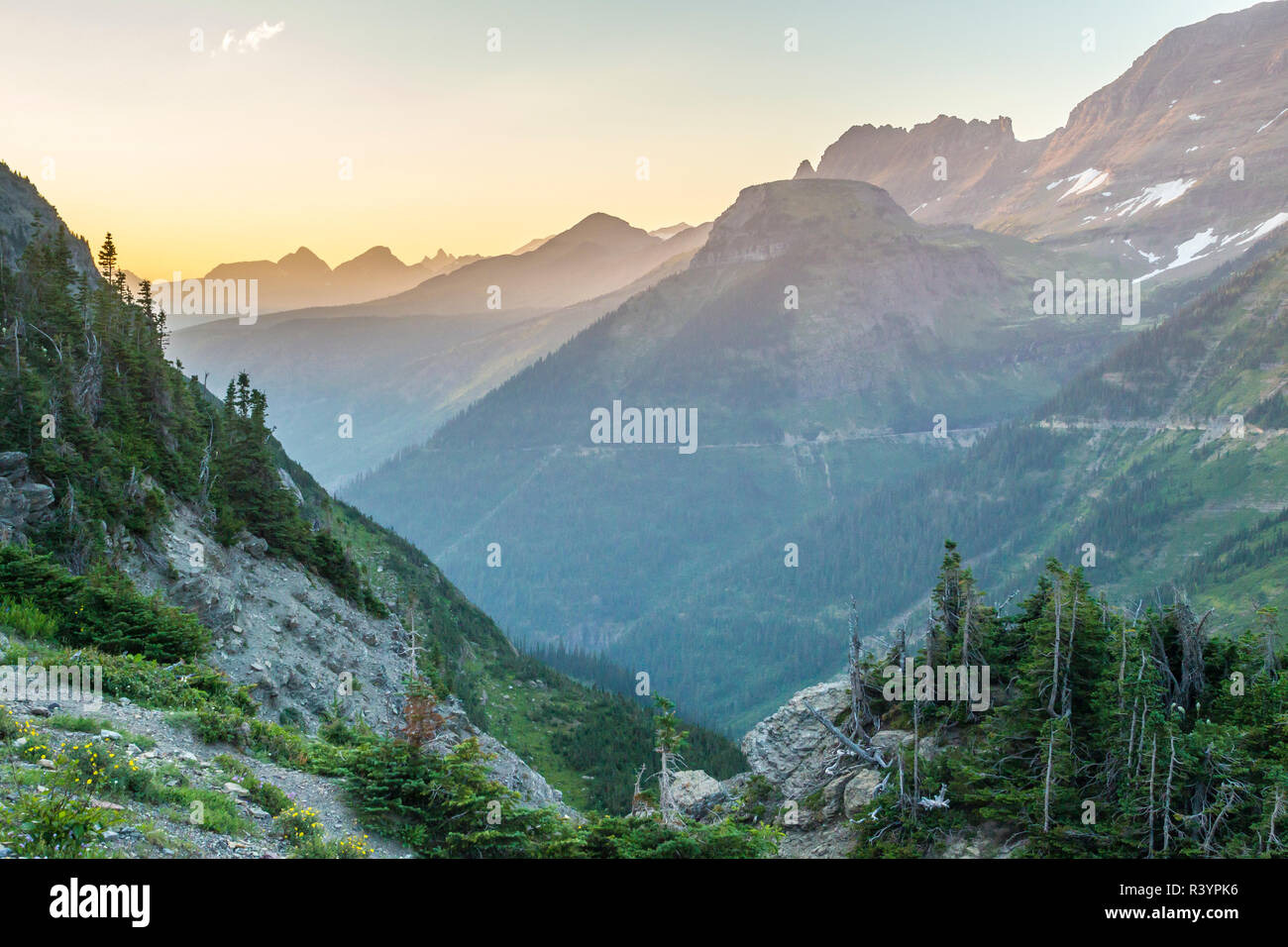 USA, Montana, Glacier National Park. Berglandschaft mit rauchiger Himmel. Credit: Cathy und Gordon Illg/Jaynes Galerie/DanitaDelimont.com Stockfoto