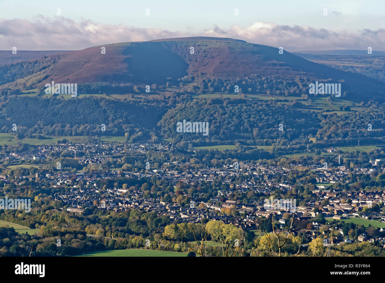 Abergavenny benieth die Hänge des Blorenge aus Ysgyryd Fawr, Monmouthshire, Wales gesehen Stockfoto