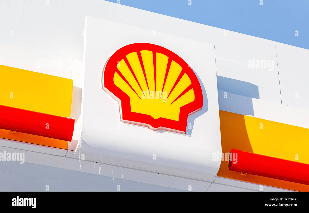 Samara, Russland - Januar 8, 2018: Emblem der Royal Dutch Shell Oil Company gegen den blauen Himmel Stockfoto