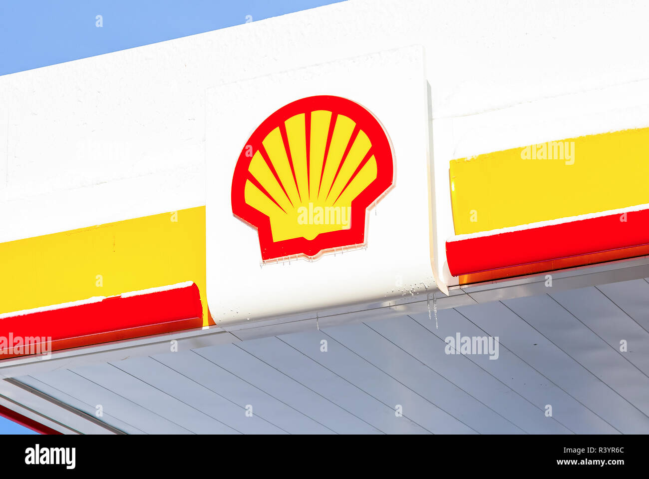 Samara, Russland - Januar 8, 2018: Emblem der Royal Dutch Shell Oil Company gegen den blauen Himmel Stockfoto