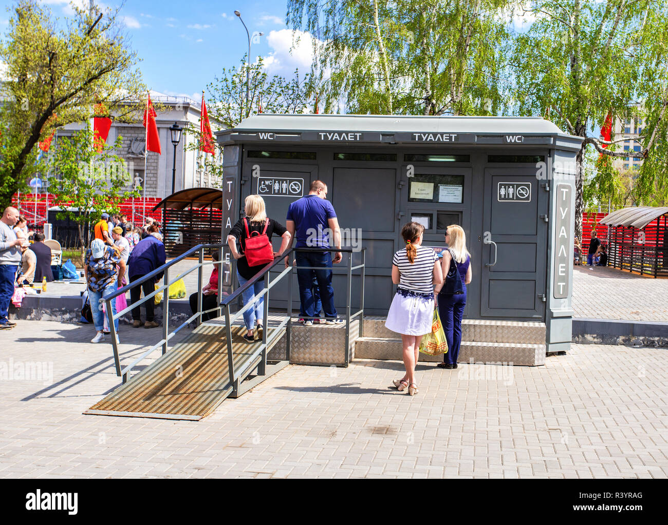 Samara, Russland - 9. Mai 2018: Menschen stehen in einer Warteschlange in der Nähe der öffentliche Toilette im Sommer Tag Stockfoto