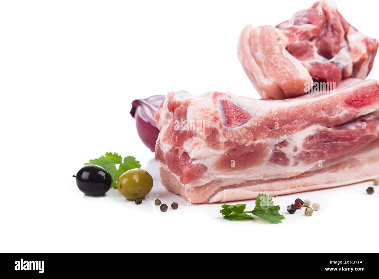 Stück rohes Fleisch mit Dekor aus auf Seite Stockfoto