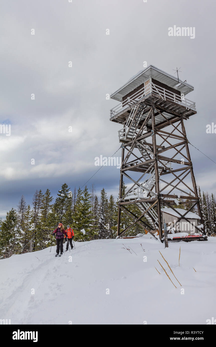 Cross Country Ski Touren durch Feuerwehrmann Berg Aussichtsturm in der Flathead National Forest, Montana, USA (MR) Stockfoto