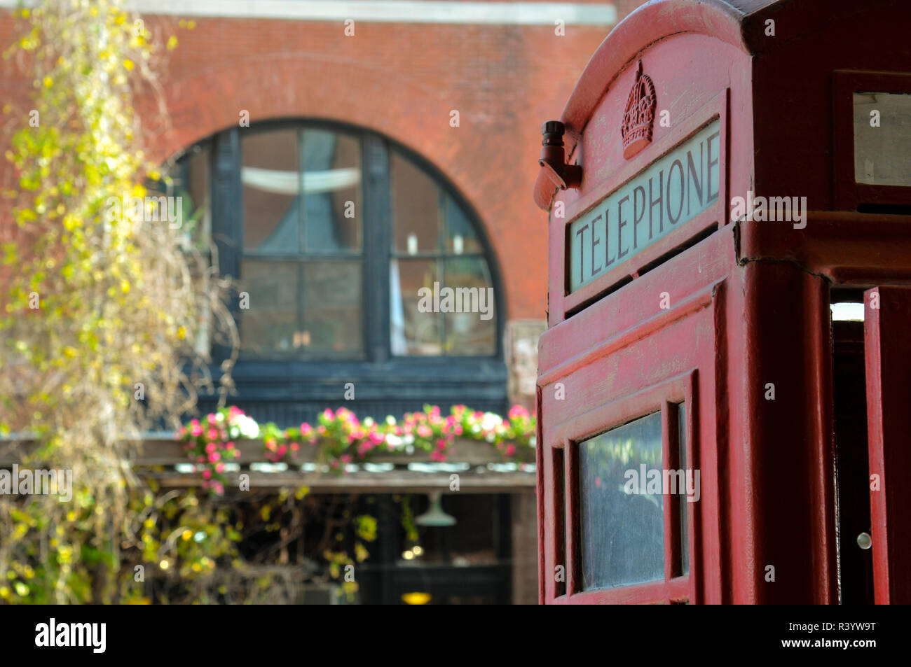 Rot traditionelle britische Telefonzelle, Gebäudefassaden in Alten Markt historischen Viertel in der Innenstadt von Omaha, Nebraska Stockfoto