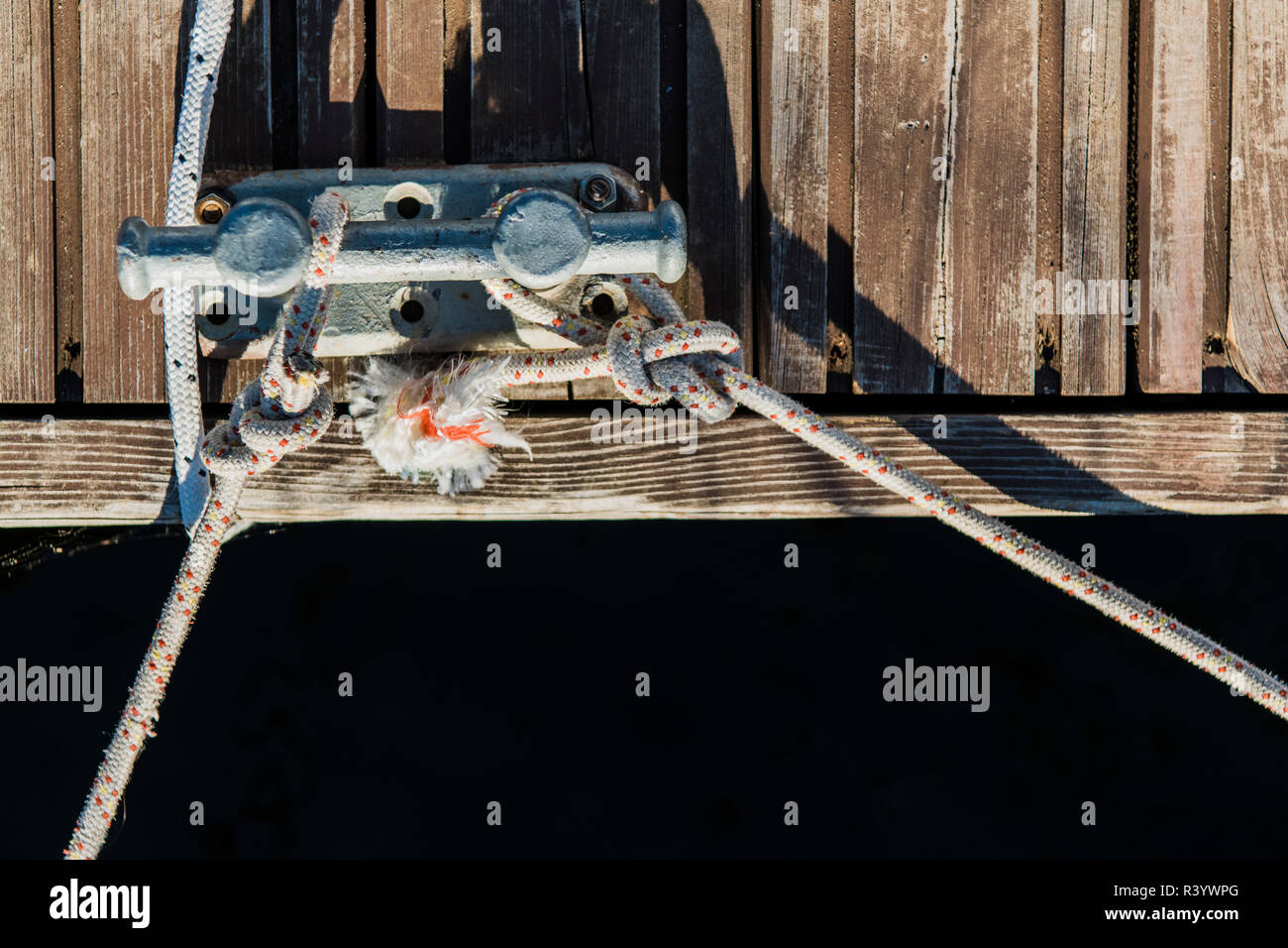 Doppelte Verankerung Poller Kreuz auf dem Hintergrund des Meeres in der Yachten Pier. Stockfoto