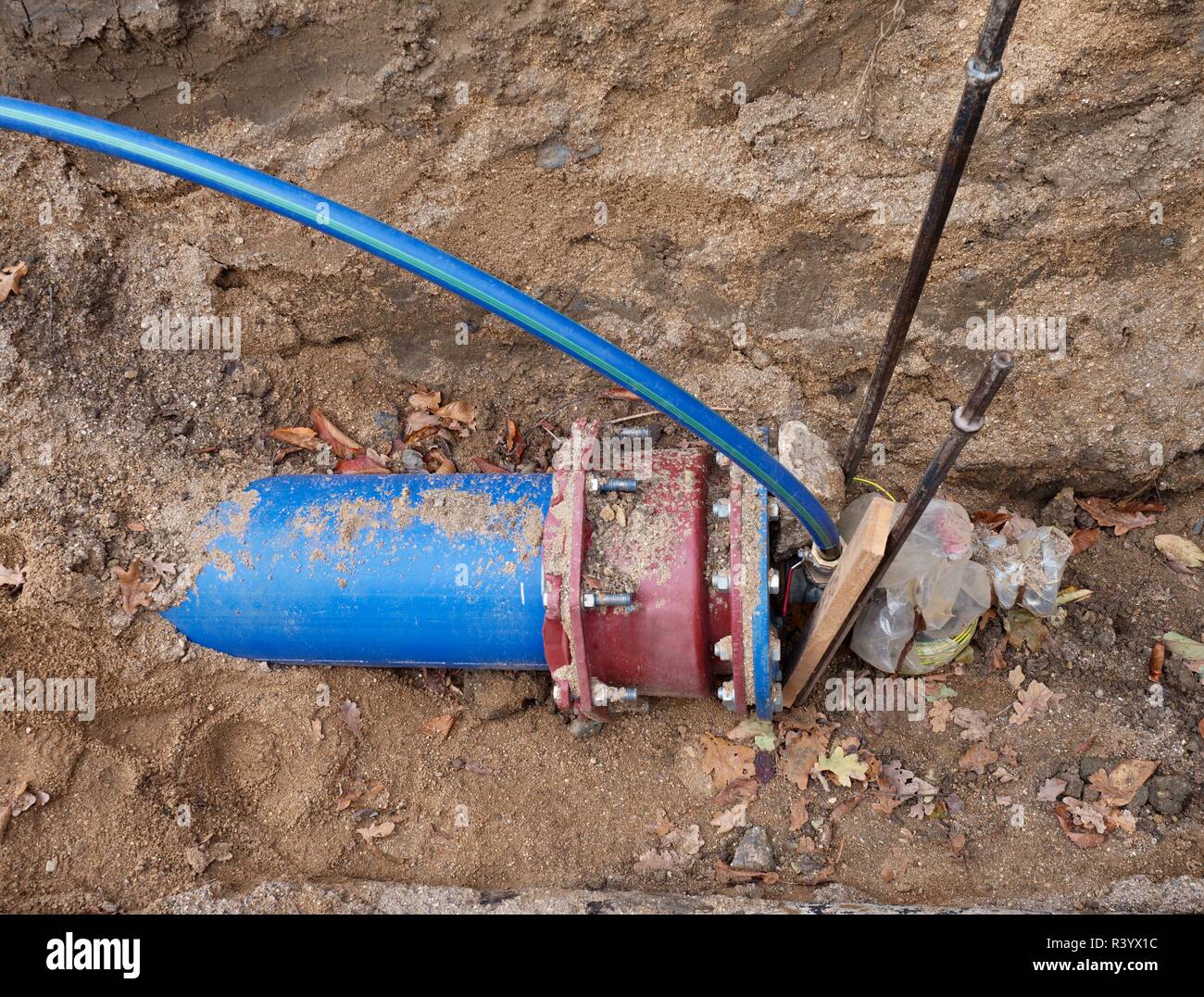 Trinkwasser Rohrleitungen mit 300 mm Multi Achsen Mitglied. Instandsetzung der Wasserversorgung Unterbrechung. Wasser trinken Pipeline der U-Bahn. Stockfoto