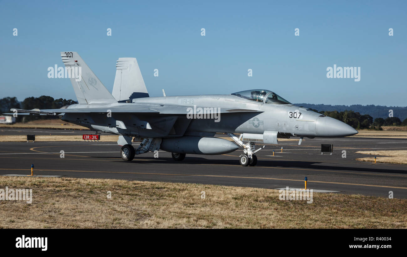 USA, Oregon, Hillsboro, FA-18E Super Hornet am Oregon International Airshow rollen. Stockfoto