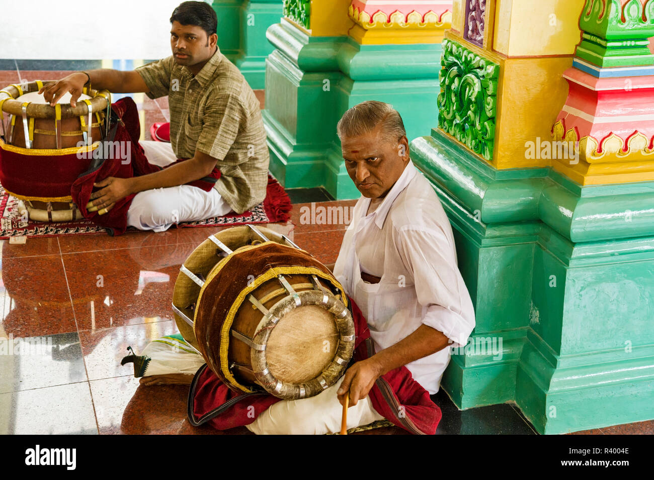 Die Musiker spielen für eine Verlobung Zeremonie im Gebetsraum in Sri Mahamariamman Tempel, Kuala Lumpur, Malaysia Stockfoto