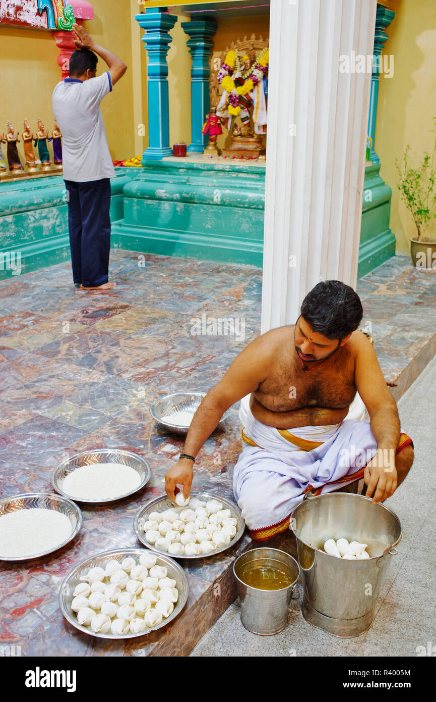 Ein Brahmane bereitet Angebote in Sri Mahamariamman Tempel, Kuala Lumpur, Malaysia Stockfoto