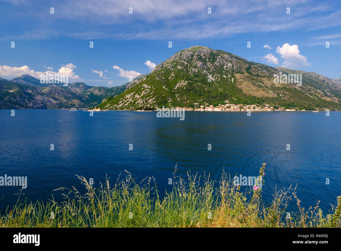 Perast und Inseln St. Georg und St. Maria, Bucht von Kotor, Montenegro Stockfoto