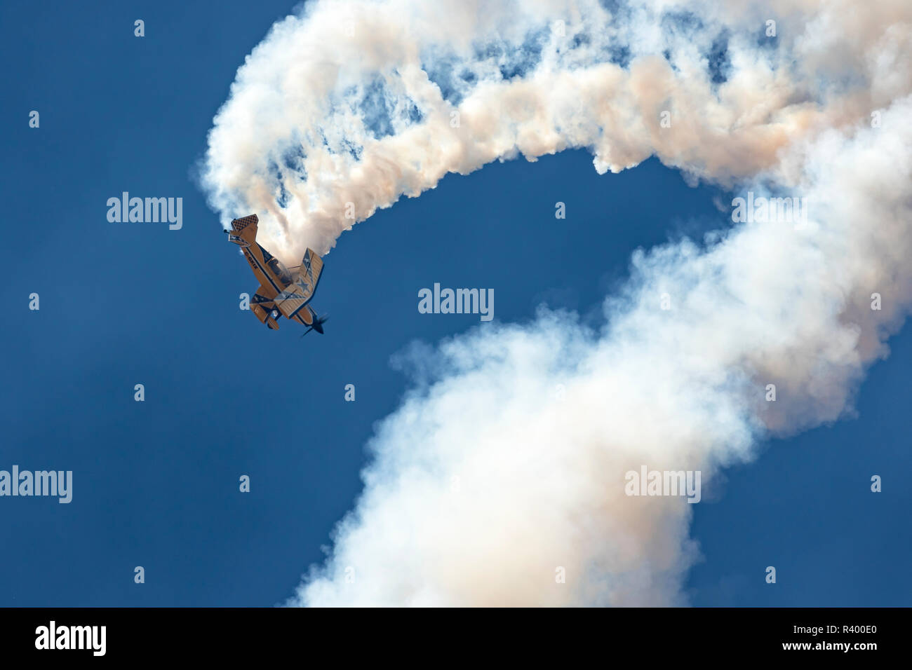 Doppeldecker Stunt Pilot vervollständigt Loop beim Schleppen Rauch, Madras Airshow, Oregon. Stockfoto