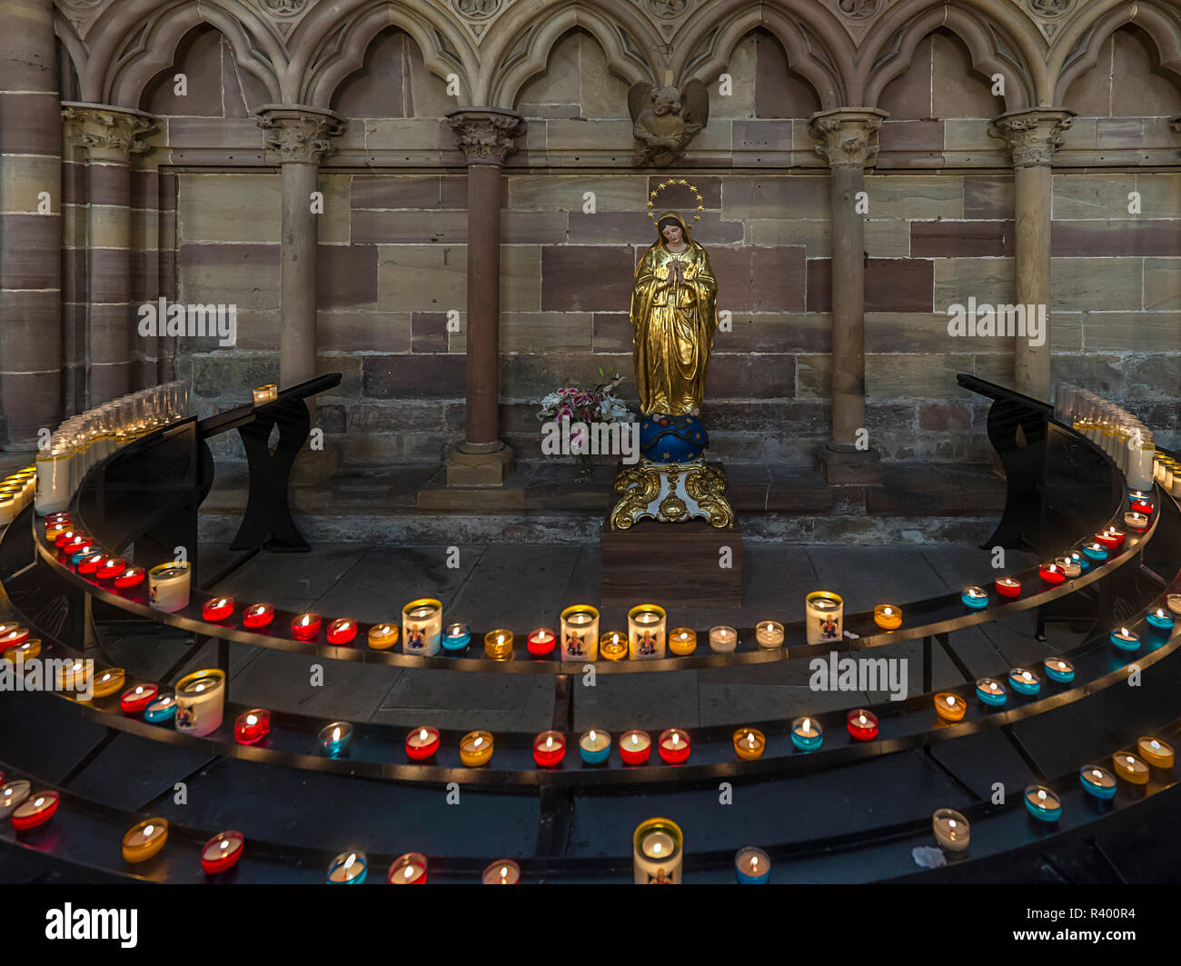 Marian Abbildung mit kreisförmig angeordneten Kerzen, Kathedrale von Straßburg, Strasbourg, Alsace, France Stockfoto