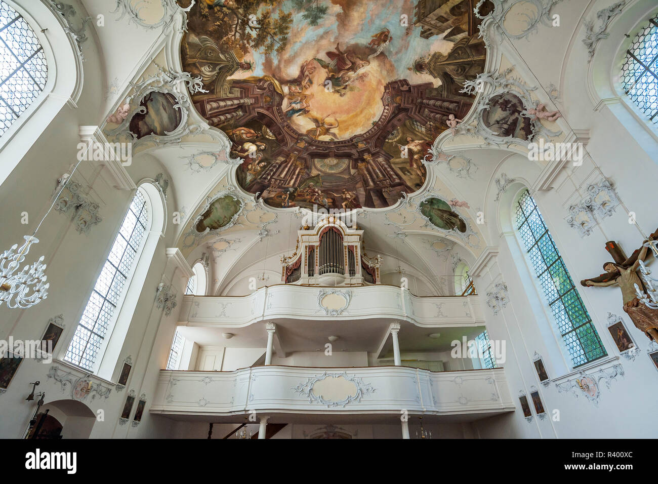 Orgelempore und Deckenfresken, die Pfarrkirche St. Johannes Baptist, wessobrunner Kloster, Oberbayern, Bayern, Deutschland Stockfoto