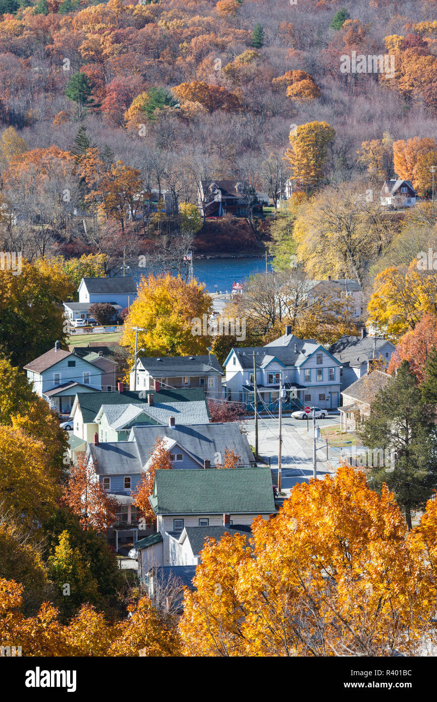 USA, Pennsylvania Pocono Mountains, Port Jervis, erhöhten Blick auf die Stadt, Herbst Stockfoto