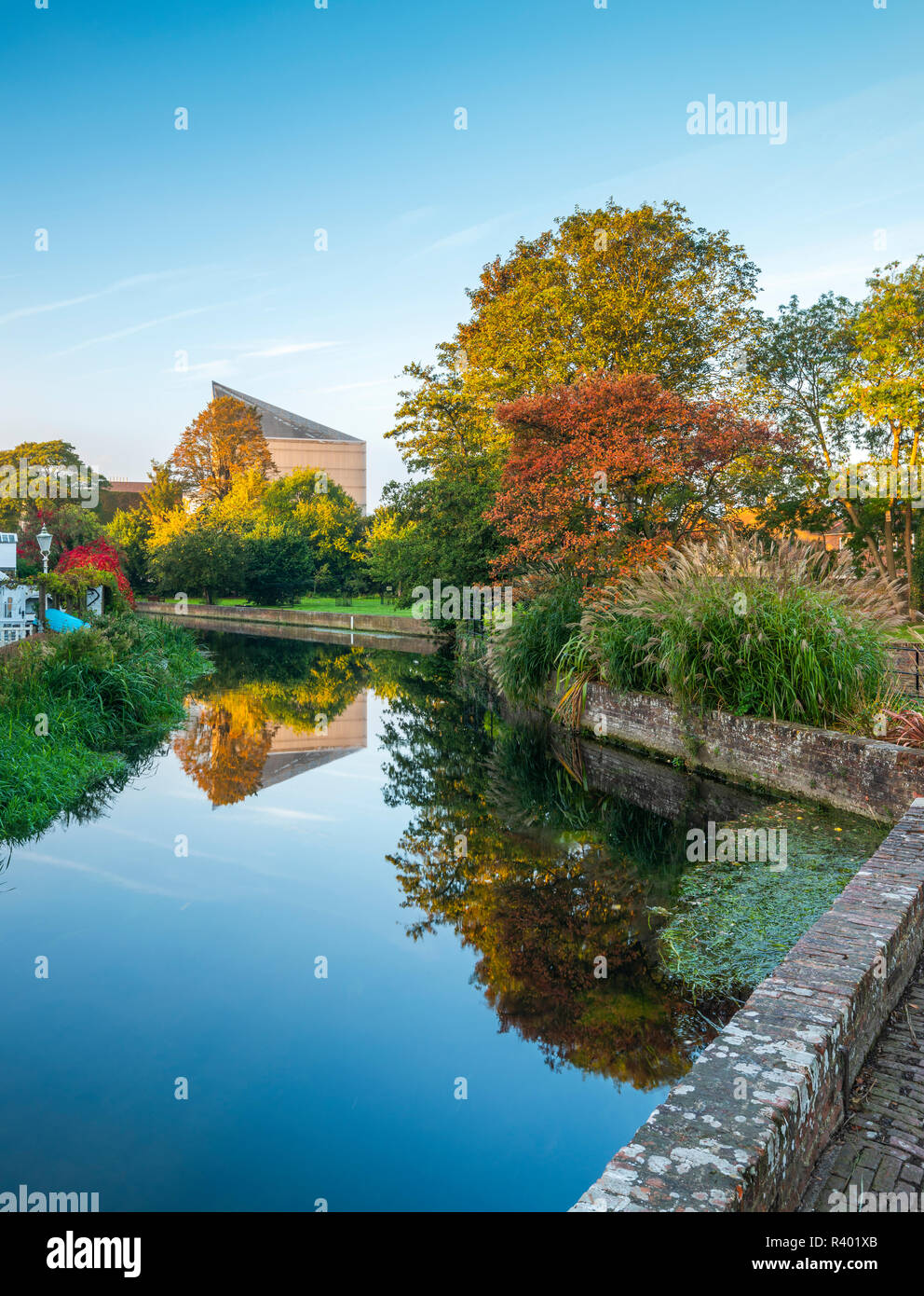 Äbte Mühle Garten in Canterbury mit der Marlowe Theatre, spiegelt sich in den Fluss Stour hinter sich. Stockfoto