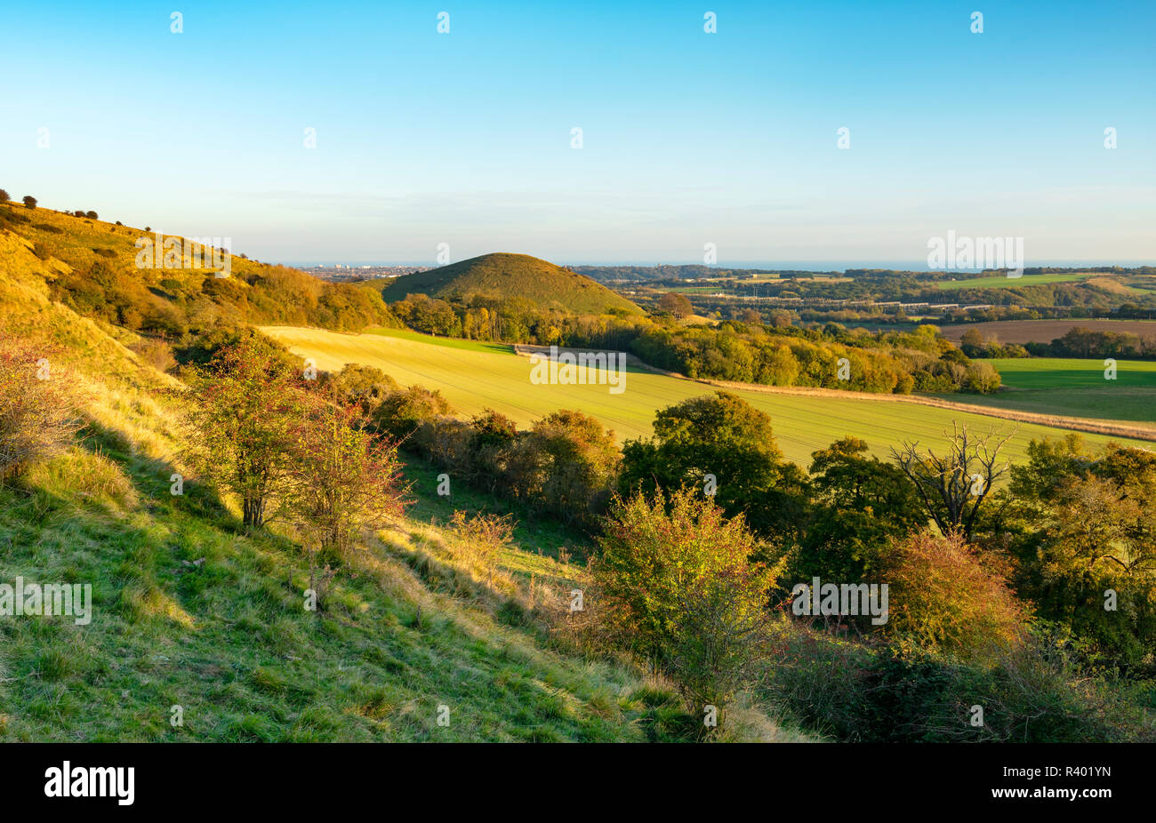 Ein Blick von der Kent Downs in der Nähe von Folkestone in Richtung der ikonischen Form von Summerhouse Hill. Stockfoto