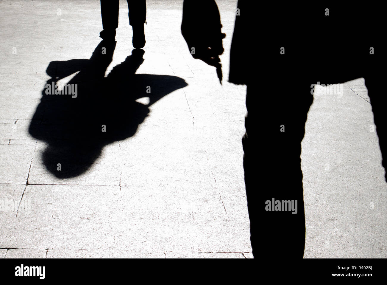 Unscharfe Silhouette und Schatten einer Frau, die eine Tasche und ein Mann mit scharfen Gegenstand nach Ihrem, in der Stadt Straße in der Nacht Stockfoto