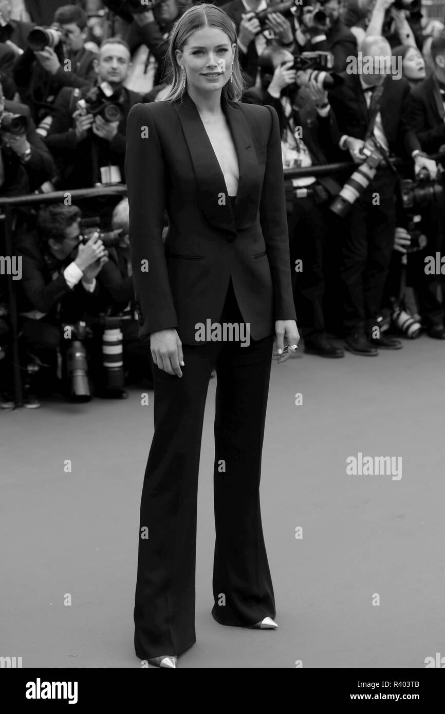 CANNES, Frankreich - 15. MAI 2018: Doutzen Kroes geht der rote Teppich an 'Solo: ein Star Wars Story' Screening am 71. Festival de Cannes. Stockfoto