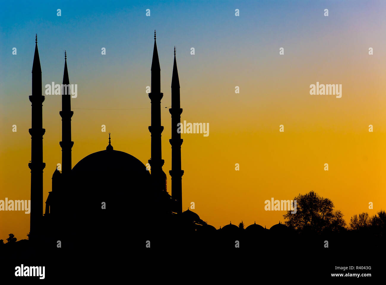 Silhoutte der vierbeinigen Minarette Moschee im Sonnenuntergang Stockfoto