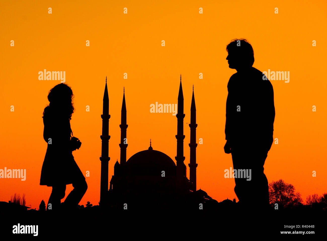 Silhouetten von junges Paar und vierbeinigen Minarette Moschee Stockfoto